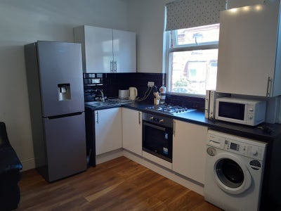 Spacious 5-Bedroom Furnished Home to Rent – Leeds  Main Photo