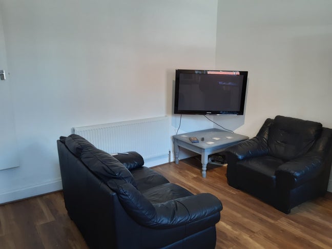 Spacious 5-Bedroom Furnished Home to Rent – Leeds  Main Photo