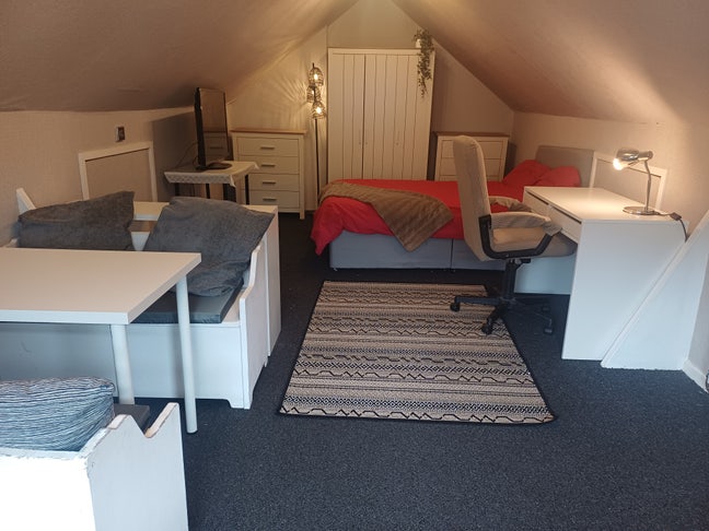 Spacious attic.  3 bed house. 2 bathroom.  Main Photo