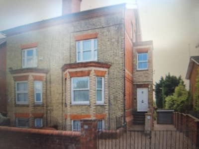 Self contained bedsit Main Photo