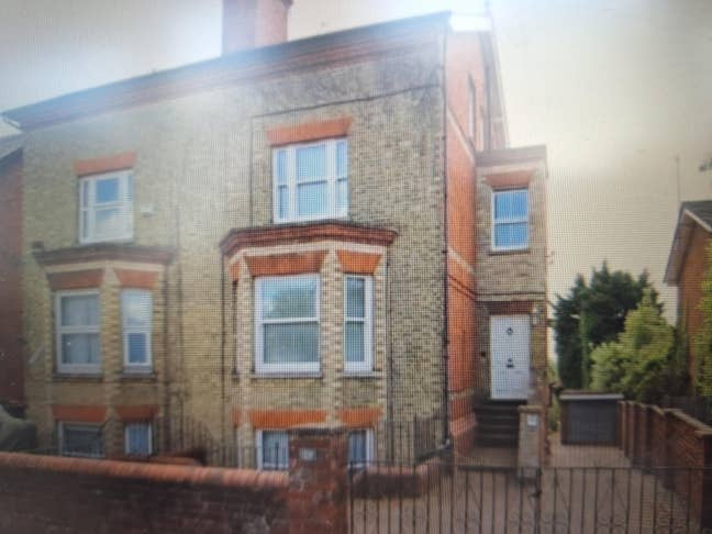 Self contained bedsit Main Photo