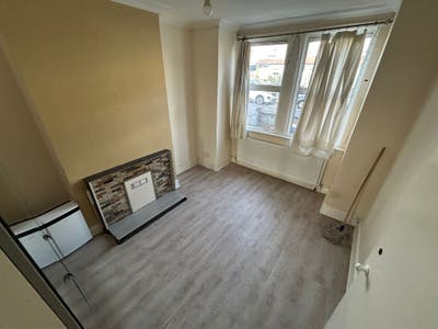 Spacious 3 Bedroom Property available Main Photo