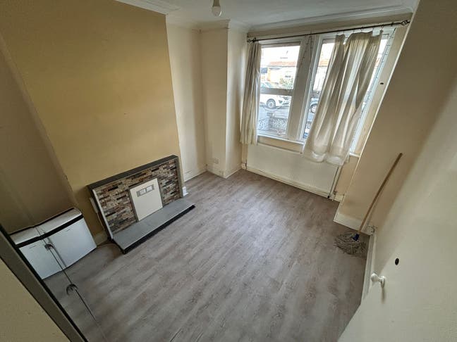 Spacious 3 Bedroom Property available Main Photo