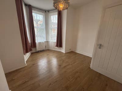 Close to Ilford Station-Unfurnished-Parking-Garden Main Photo