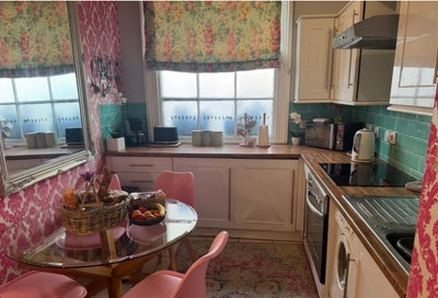 Single bed close to town and park Main Photo