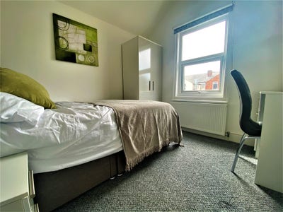 Great Double Room near Reading West Main Photo