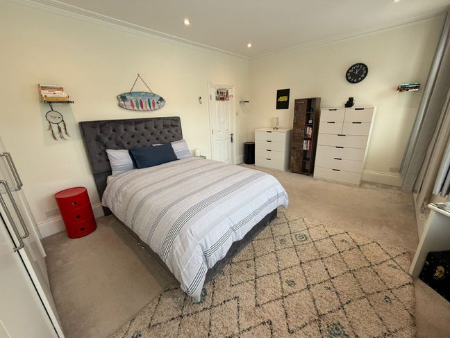 Spacious and furnished front bedroom for rent Main Photo