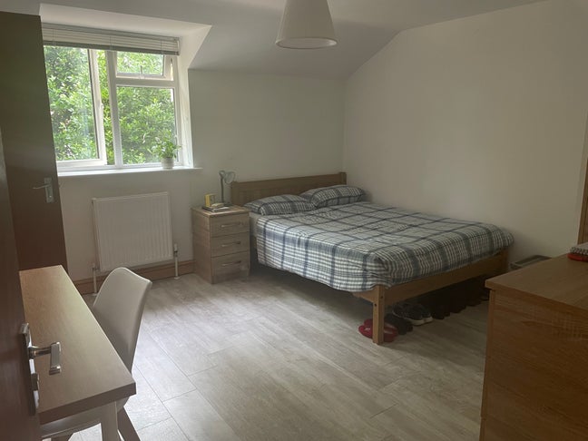 Large Double En-suite Room Near Trainstation  Main Photo