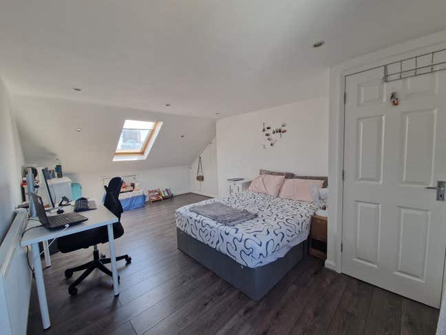 Beautiful en-suite room with own private kitchen Main Photo