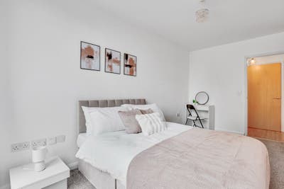 Large 2 Bedroom Flat  Main Photo