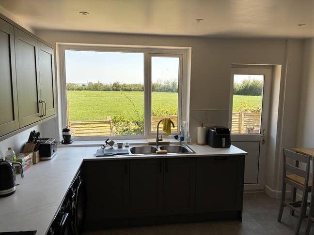 HPC Contractors - double rooms x2 – parking (TA9) Main Photo