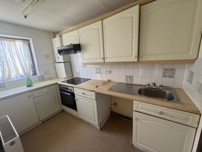 Lovely 2 Bed Flat with Excellent Transport Links Main Photo