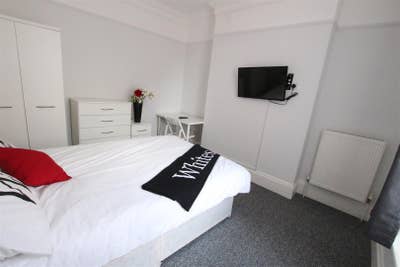 Large Room Town Centre Main Photo