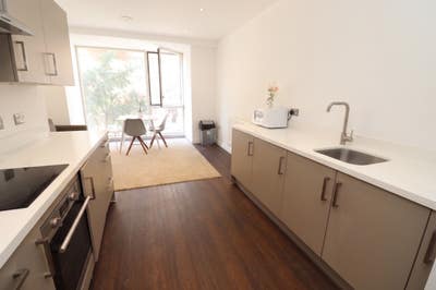 Modern Rooms E16 - 4BHK Flat - Living+Patio! Main Photo