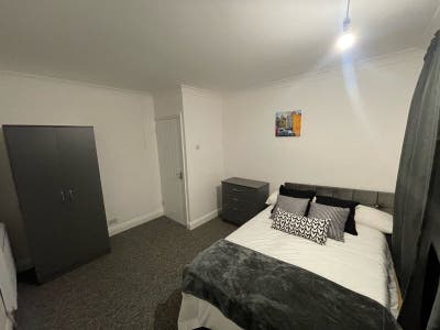 Large double room and single room available  Main Photo