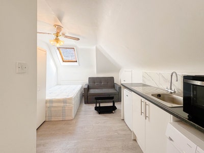 "Including utility bills" Studio in N10 Main Photo