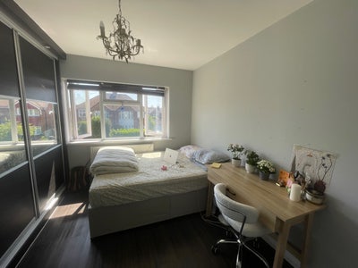 Double bedroom available in a fun shared house Main Photo