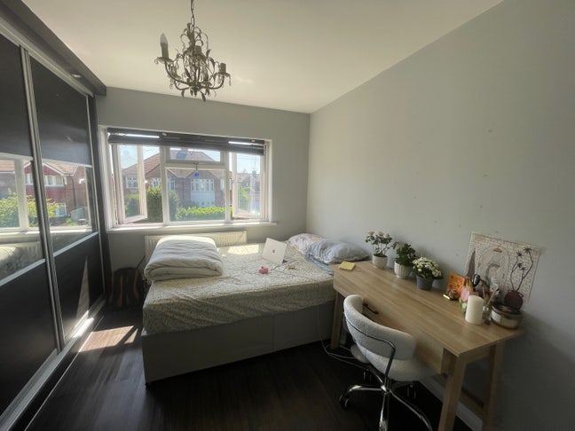 Double bedroom available in a fun shared house Main Photo