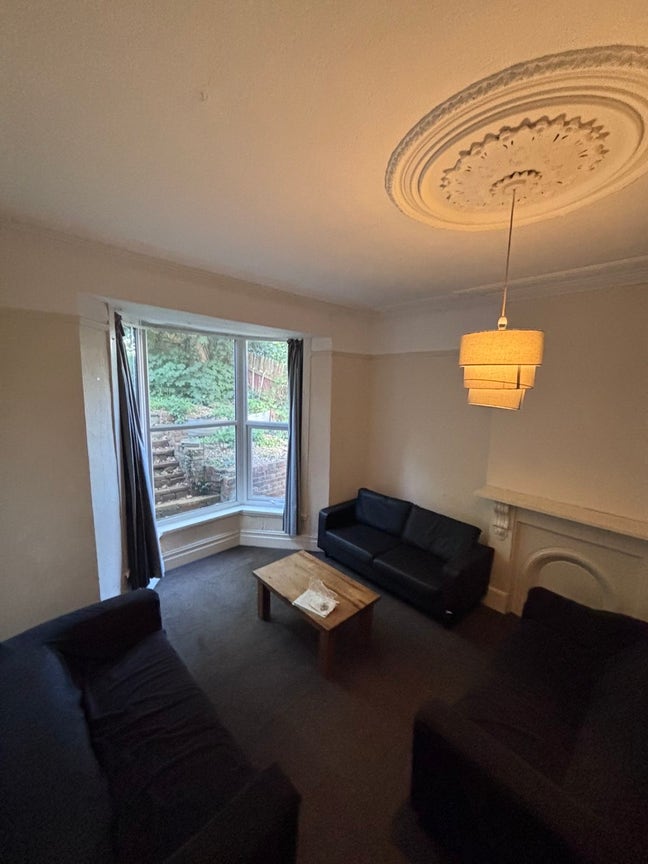 Room to rent in uni house Main Photo