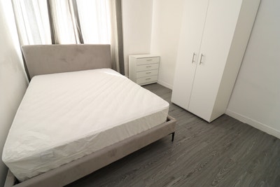 2 Modern Rooms - E1 Near Aldgate Premium Location! Main Photo