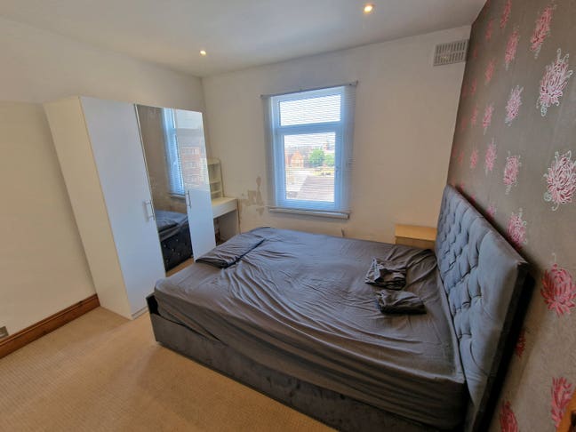 Double Room to Rent – Near Swindon Town Centre  Main Photo