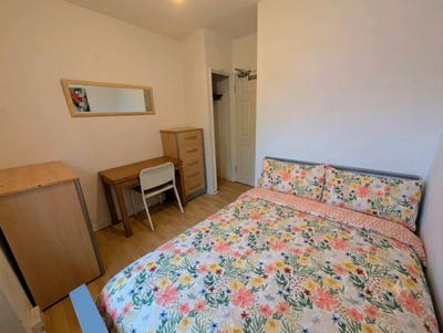 Bright & Spacious Double: Friendly female only Main Photo