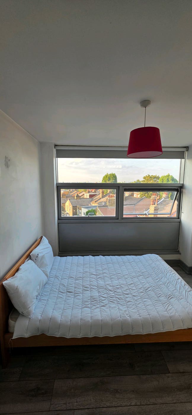 Stunning double room in quiet, clean flat Main Photo