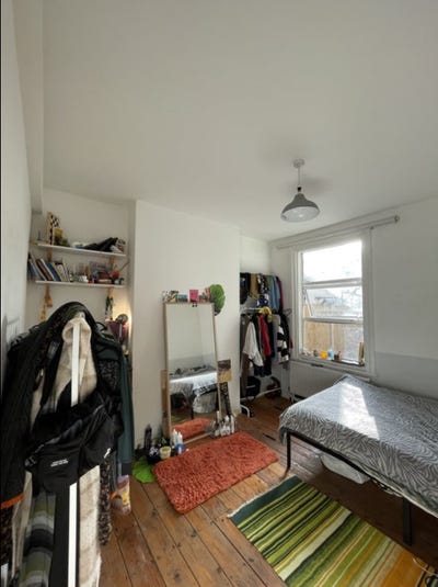 Bright Spacious Room Main Photo