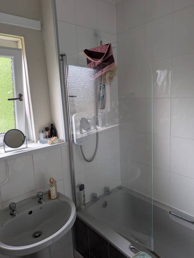 Bedroom to rent in flat in Leith Main Photo