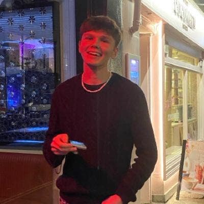 22 looking for a house share in london :) Main Photo