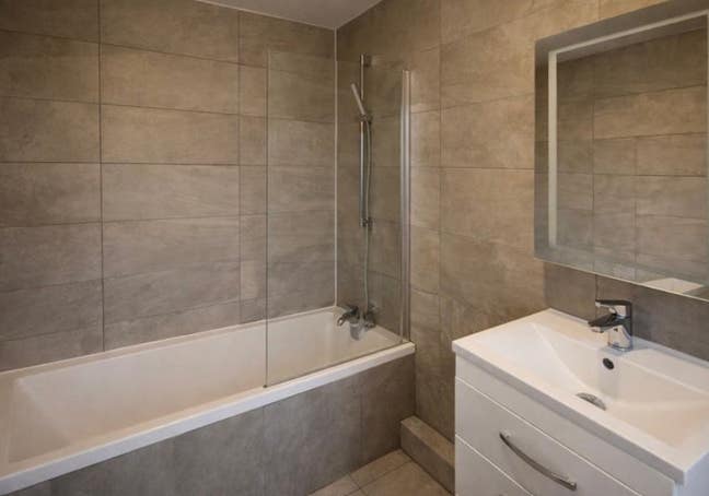  Spacious Double Rooms - 5 mins Metrolink  Main Photo