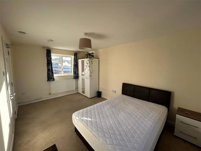Room 3, 47 Earls Court Road Main Photo