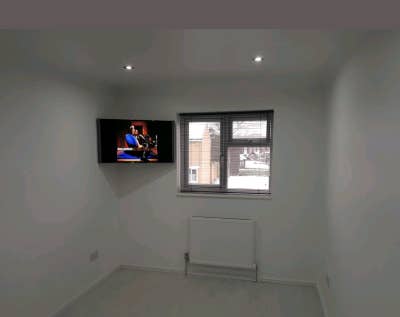 Double room to let in professional household Main Photo
