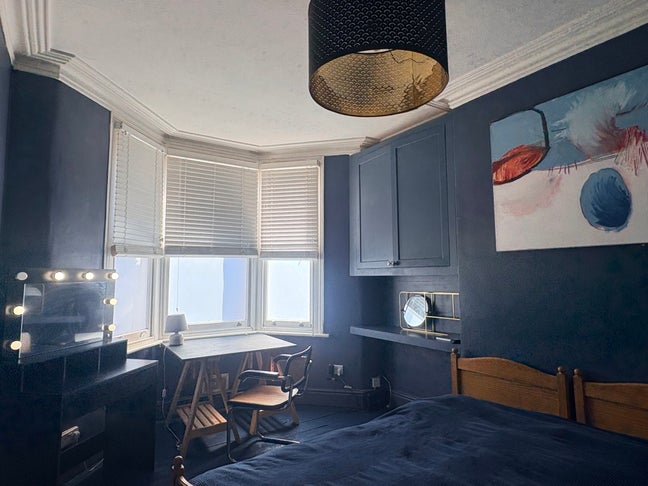 Beautiful double room available in family home Main Photo