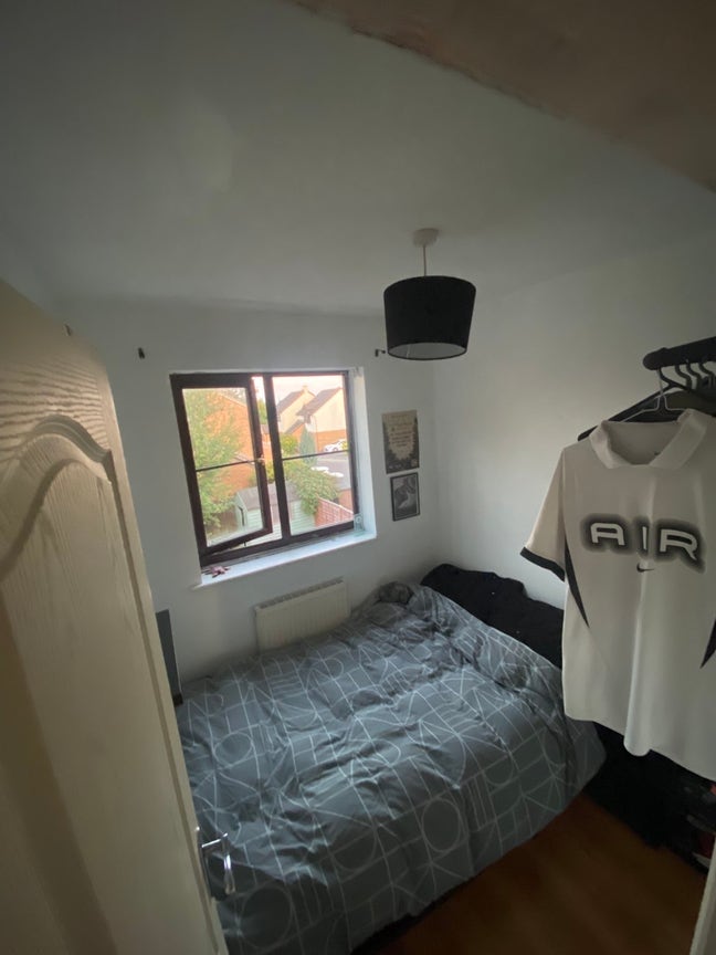 One bedroom to rent in a three bedroom house Main Photo