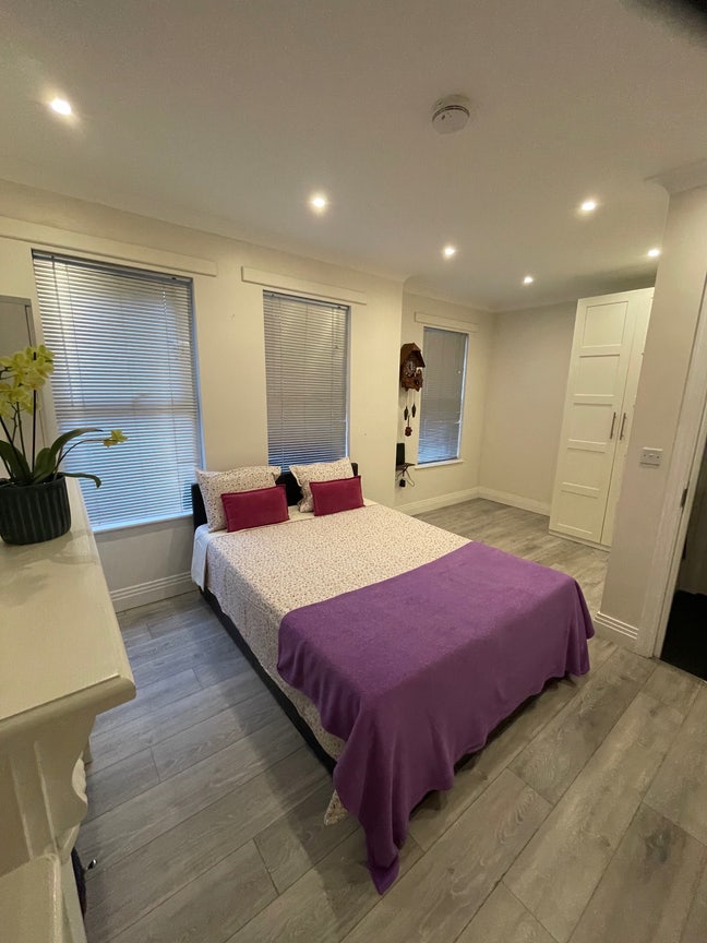 Bright Double Room in Friendly House Share Main Photo