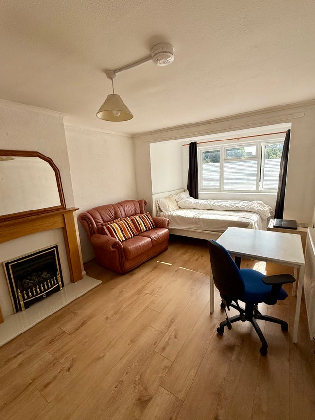 Large Double Room with Private Bathroom – Botley Main Photo