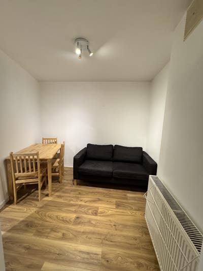 2 Rooms Available in a Spacious 3-Bed House Main Photo