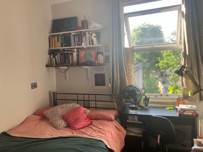 Double room in shared house Main Photo