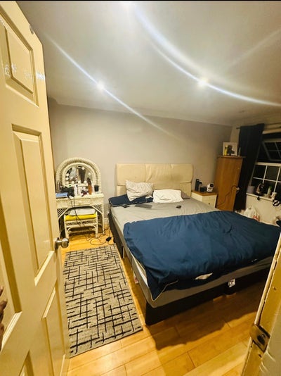Spacious double bedroom in Staines upon thames Main Photo