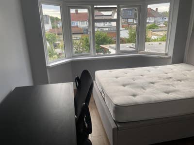 🌿 Peaceful Double Room Available in Harrow Weald  Main Photo