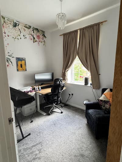 Female Professional Flatmate Wanted – Warfield Main Photo