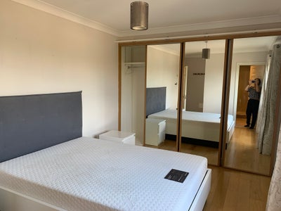 Wapping Waterfront Master Bedroom with Ensuite Main Photo