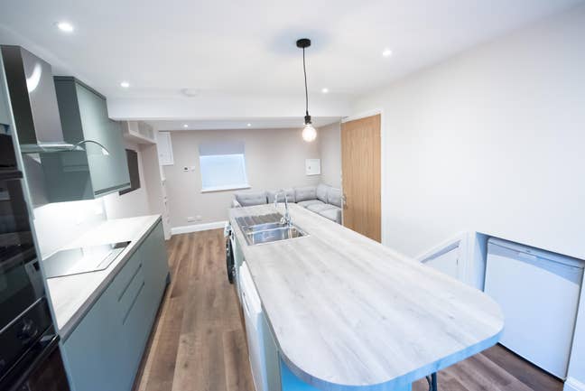 Student needed for Shared house!!!! Main Photo