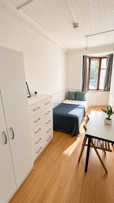 Cozy Single Toom 1’ to Neasden Shopping Center Main Photo