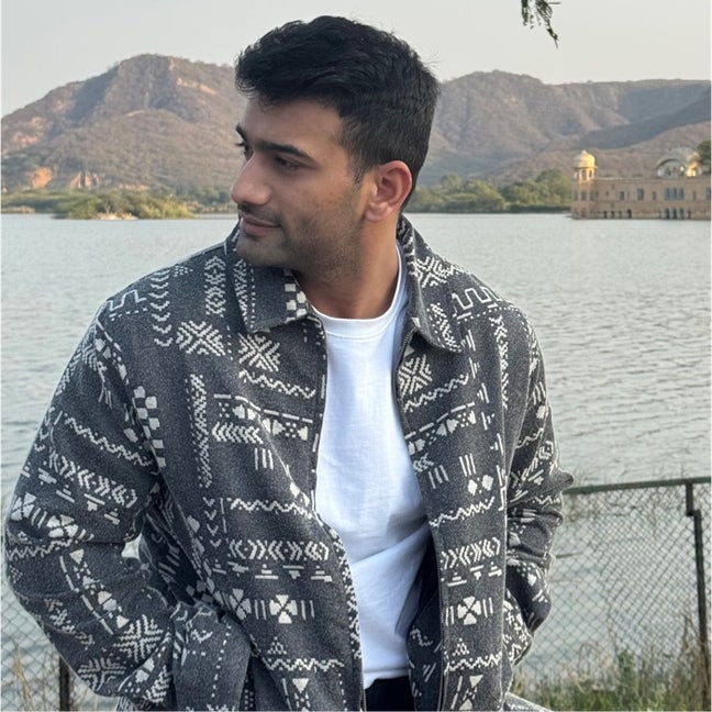 Professional Looking for Room in Sharing  Main Photo