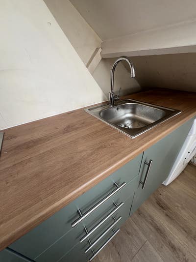 Spacious Loft Room in NW London Location (Ne Main Photo