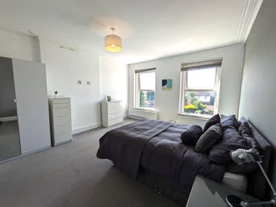 Large En-suite Near Airbus & MOD Main Photo