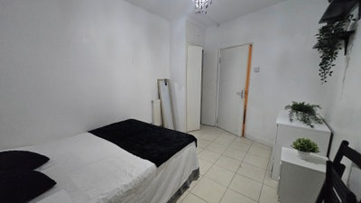 ** Bargain, great Dbl's 8Min to Aldgate East St !! Main Photo