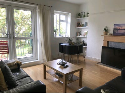Bright Room in Modern South Bank Flat Main Photo
